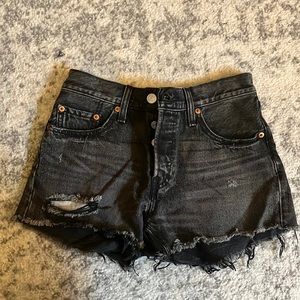 Black Levi’s jean shorts